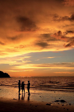 亚庇位于东马的西海岸，海滩朝西，每年超过200天的晴朗日子，让这里成为世界三大最佳夕阳观赏地之一