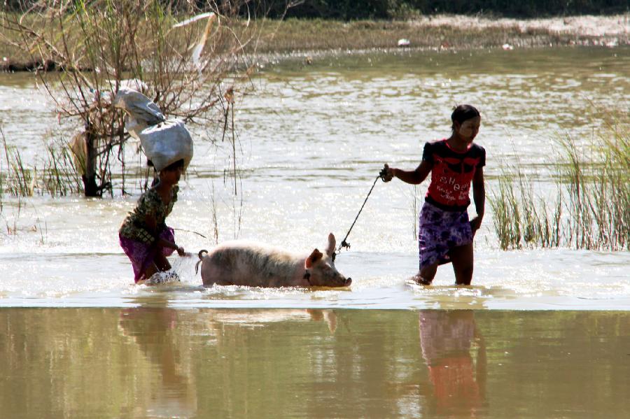 （国际）（8）缅甸江边生活的人们
