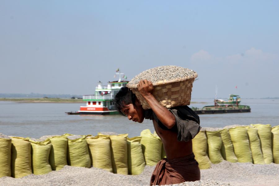 （国际）（4）缅甸江边生活的人们