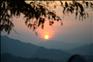 这是2月11日在老挝琅勃拉邦普西山山顶上拍摄的落日景观。