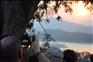 2月11日，游客们在老挝琅勃拉邦的普西山山顶上拍摄落日景观。