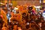 2月24日时值农历元宵佳节，马来西亚马六甲武术龙狮总会出动99头舞狮和5条舞龙在马六甲表演舞龙、舞狮，大闹元宵。这是活动现场。新华社发（张纹综摄）