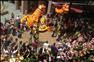 2月24日，人们在新加坡观看舞狮表演，欢庆中国传统元宵节。 新华社发（邓智炜摄）