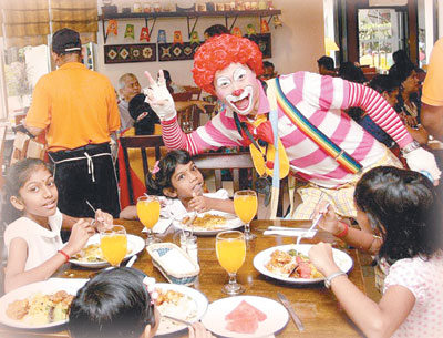 马来西亚华人从事小丑行业将娱乐带给群众（图）