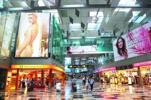 樟宜机场是新加坡零售额最大的商场，拥有240多间商店、120多间餐饮店。