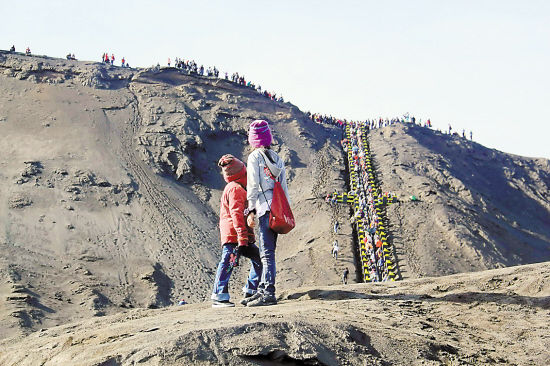 游客排队上婆罗摩火山口