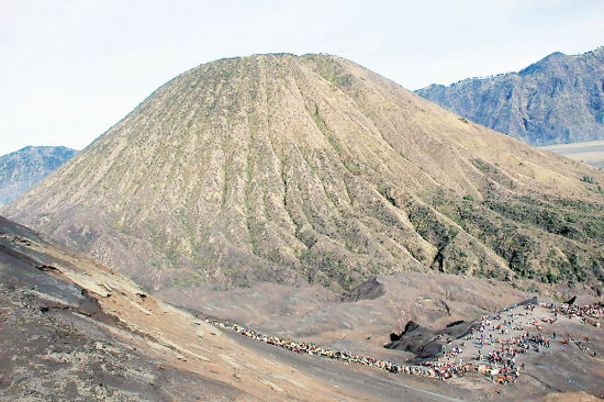 游客要从山下排队上婆罗摩火山