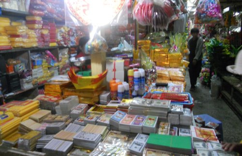 柬埔寨华人抢购中元节祭品华人市场生意火（图）