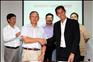 9月17日，招商局工业集团有限公司董事长周志禹（左）与新加坡海洋石化集团有限公司总裁吴仁轩在签约仪式上握手。
