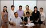 9月17日，招商局工业集团有限公司董事长周志禹（前左）与新加坡海洋石化集团有限公司总裁吴仁轩（前右）在签约仪式上签字。