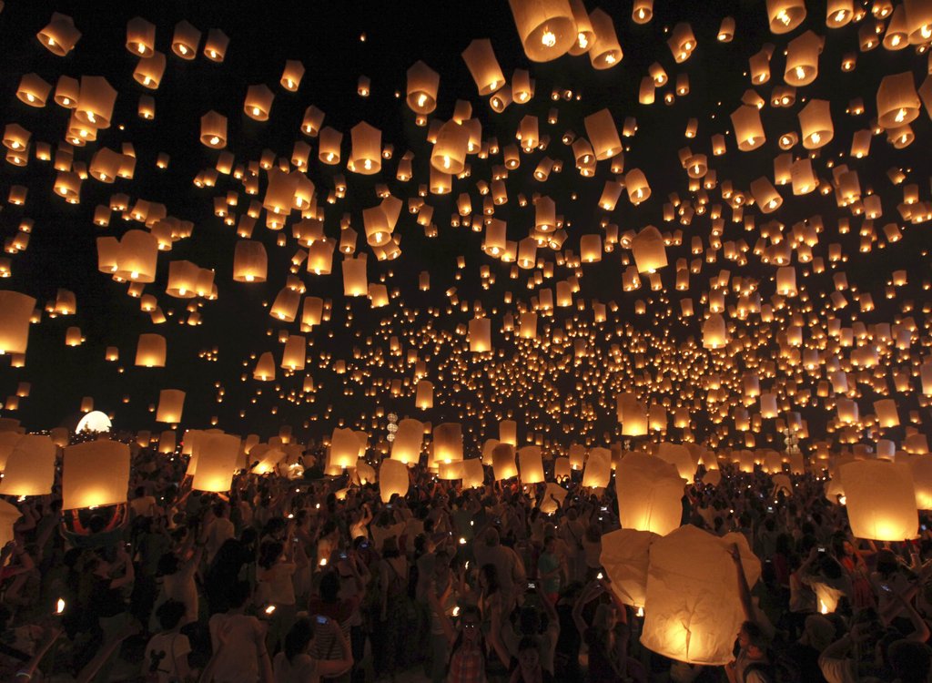 泰国民众放飞万盏孔明灯祈福 美丽灯火宛如星辰