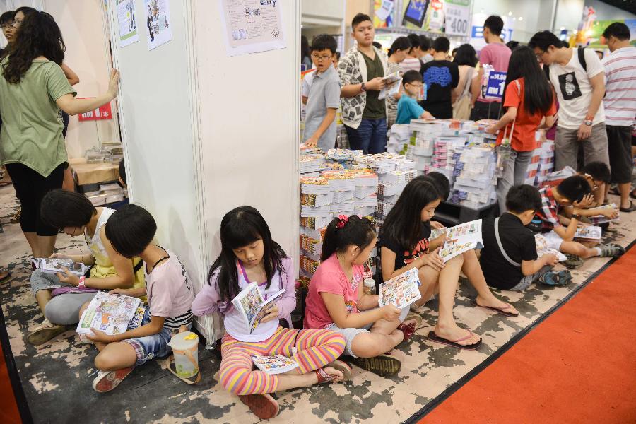 （国际）（2）马来西亚学生逛书展度假期