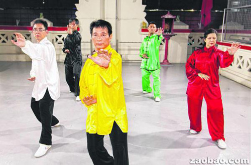 中国上海拳师在新加坡：自立门户开武馆教拳（图）