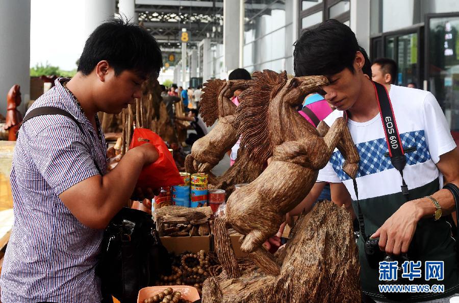 （晚报）（1）中国－东盟博览会：东南亚沉香木受欢迎