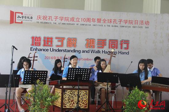 华校的师生在表演中国传统乐器合奏。 刘慧摄