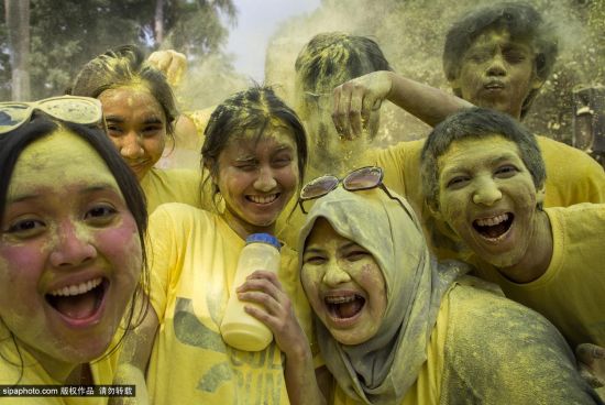 印尼雅加达举行彩色跑，享粉末大战嗨翻天。