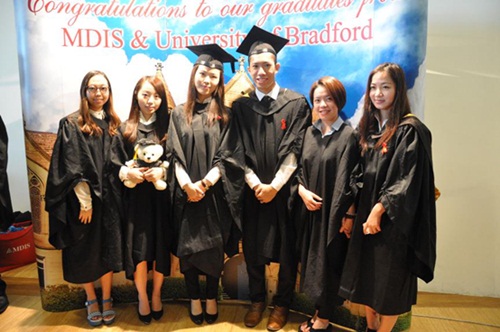 新加坡中国留学生：摆正心态积极融入当地社会