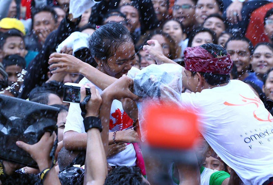 印尼巴厘岛迎来传统接吻节 场面火辣