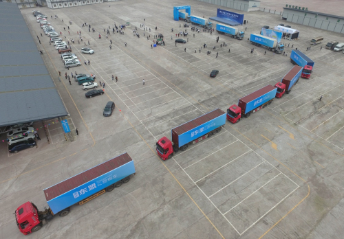4月28日，10辆满载汽摩配件、电子产品、建材等货物的标准集装箱大卡车从重庆东盟国际物流园内驶出。新华社记者 陈诚 摄