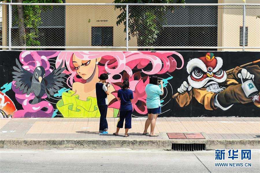 （国际）（1）泰国那空沙旺：空白围墙变身街头画廊