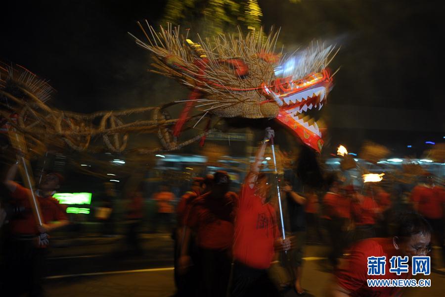 （XHDW）（2）新加坡举办稻草火龙游行活动