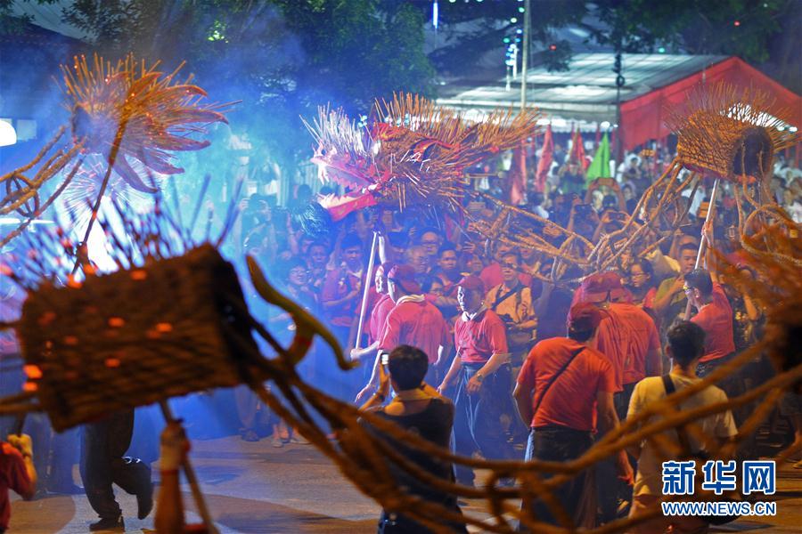 （XHDW）（3）新加坡举办稻草火龙游行活动