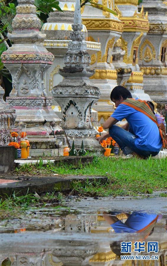 （晚报）（3）老挝民众庆祝送水节