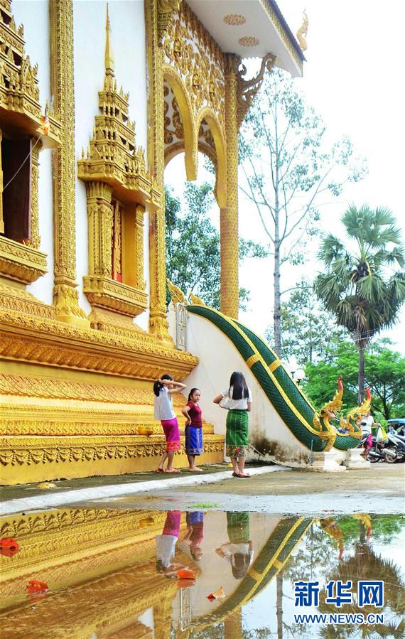 （晚报）（2）老挝民众庆祝送水节