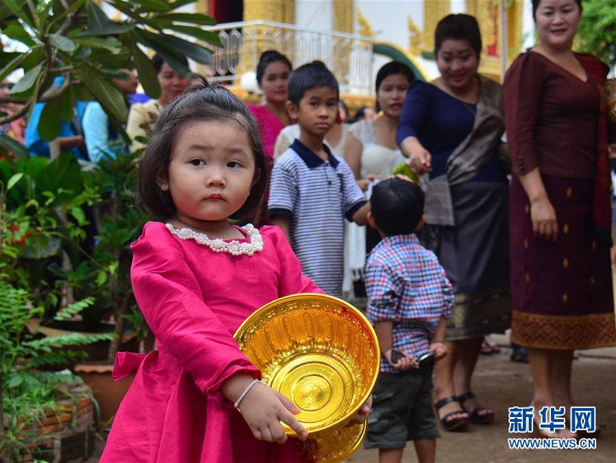 （晚报）（4）老挝民众庆祝送水节
