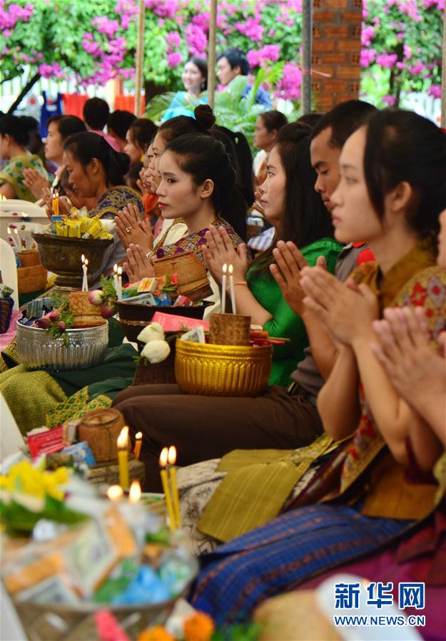 （晚报）（5）老挝民众庆祝送水节