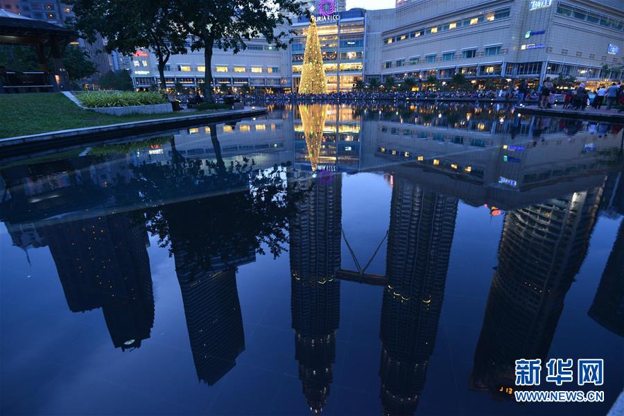 （国际）（1）马来西亚吉隆坡双子塔下的巨型圣诞树