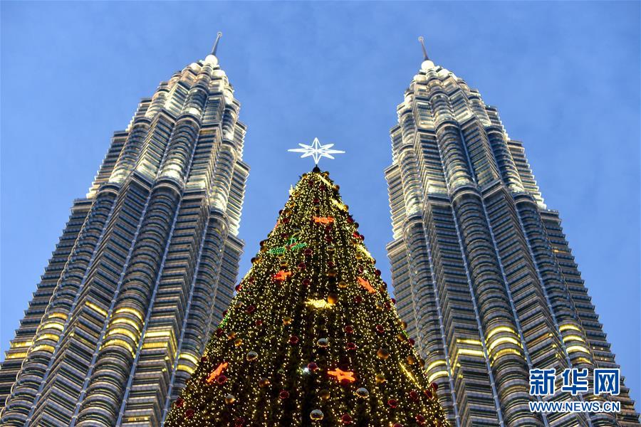 （国际）（2）马来西亚吉隆坡双子塔下的巨型圣诞树