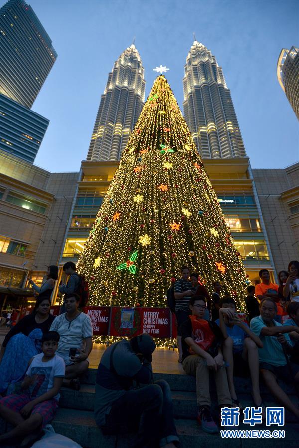 （国际）（3）马来西亚吉隆坡双子塔下的巨型圣诞树