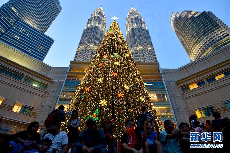（国际）（4）马来西亚吉隆坡双子塔下的巨型圣诞树