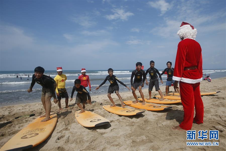 （外代二线）教冲浪的“圣诞老人”