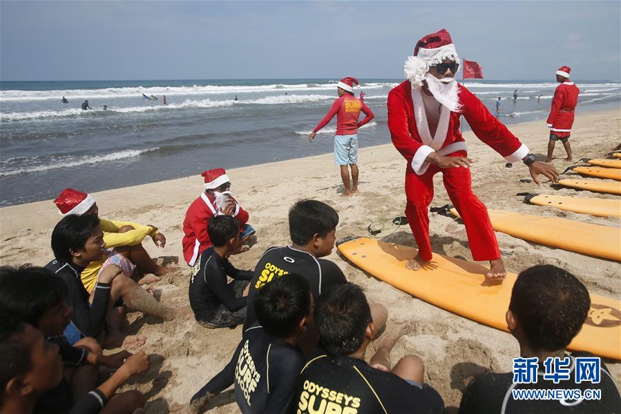 （外代二线）教冲浪的“圣诞老人”