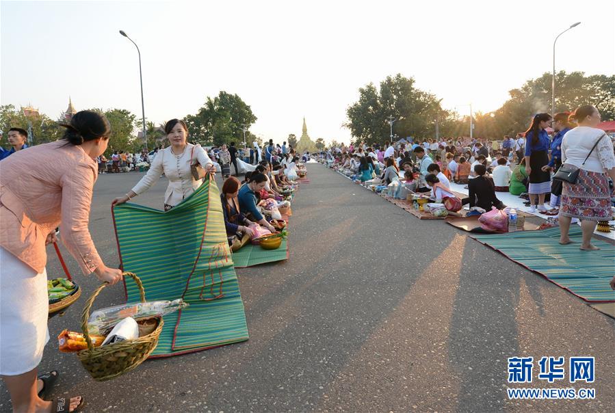 （XHDW）（1）老挝塔銮举行隆重布施活动