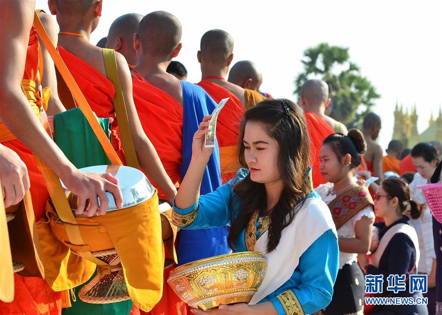 （XHDW）（3）老挝塔銮举行隆重布施活动