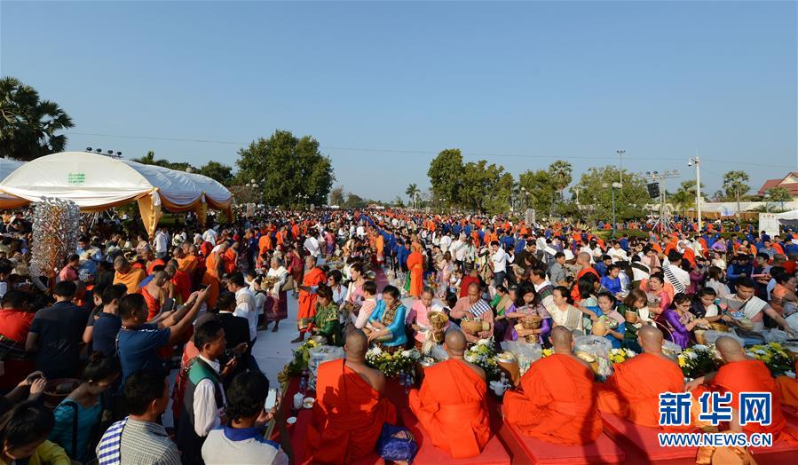 （XHDW）（4）老挝塔銮举行隆重布施活动
