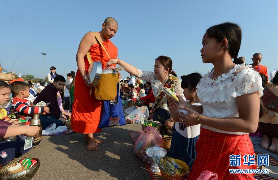 （XHDW）（5）老挝塔銮举行隆重布施活动