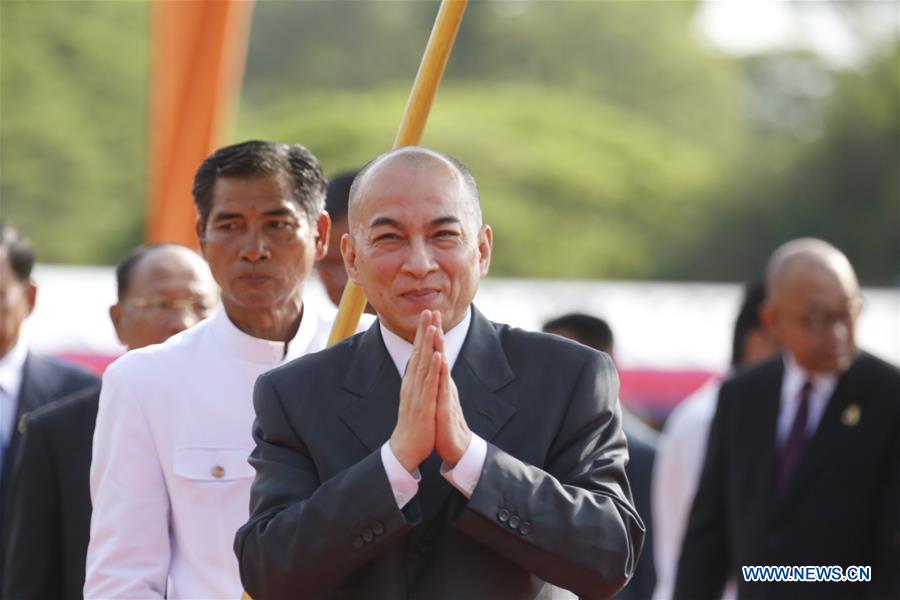 Cambodian King Norodom Sihamoni (Front) attends a royal ploughing ceremony in Siem Reap province, Cambodia, May 24, 2016. 