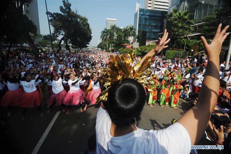 People participate in a mass traditional dance as part of the celebrations of the 71st anniversary of Indonesian Independence Day in Jakarta, Indonesia, Aug. 21, 2016. 