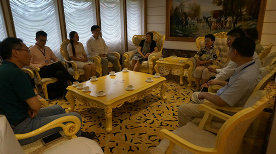 驻拉瓦格领事馆馆长领事王建群会见中国记者团