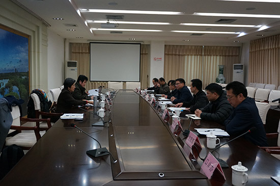 杨秀萍秘书长与东兴市副市长李健等工作座谈