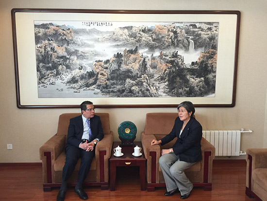 杨秀萍秘书长与越南驻华大使邓明魁工作交流