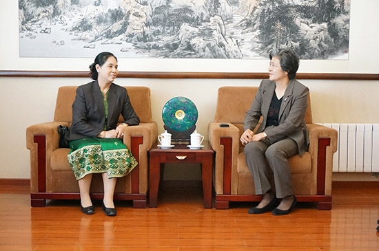 杨秀萍秘书长与老挝驻华大使万迪·布达萨冯工作交流