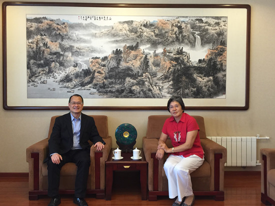Secretary-General Yang Xiuping meets with Chairman of SUNWAH Group of Hong Kong