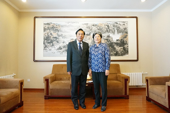 杨秀萍秘书长会见老挝外交学院院长永·占塔琅西