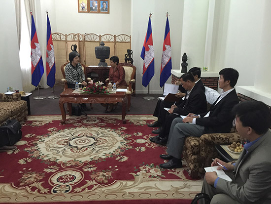 杨秀萍秘书长拜会柬埔寨文化艺术部大臣彭萨格娜