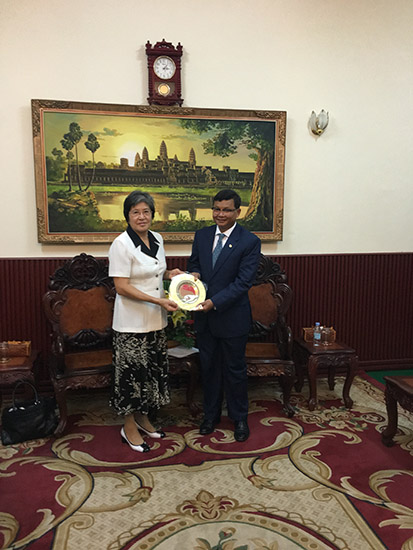 杨秀萍秘书长拜会柬埔寨教育、青年和体育部大臣韩春纳洛